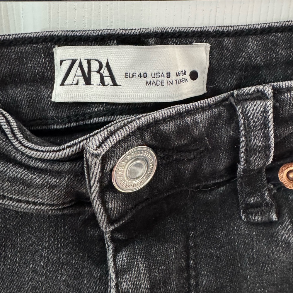 Zara High Waist Cropped Kick Flare Black Jeans Sz 8 Raw Hem 👖🖤 - Picture 5 of 8